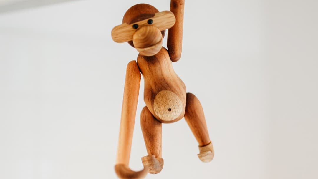 Das Maskottchen der Traumhausverlosung: Coco, der kleine Affe aus Holz geschnitzt