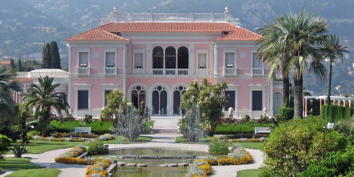 Villa Ephrussi de Rothschild, italienischer Renaissance-Stil, und sein Garten an einem sonnigen Tag
