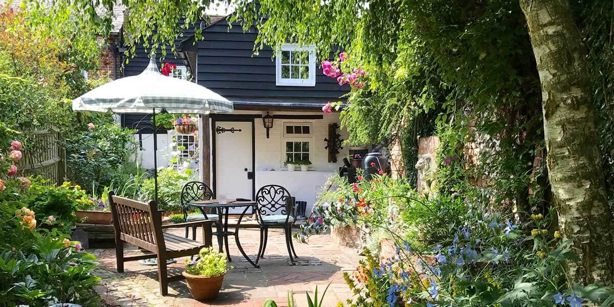 Den Landhausstil im Sommer draußen im Garten auf der Terrasse genießen