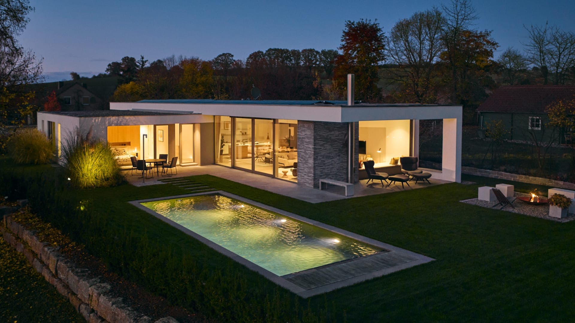 Außenansicht des Franken-Hauses mit Pool und Garten