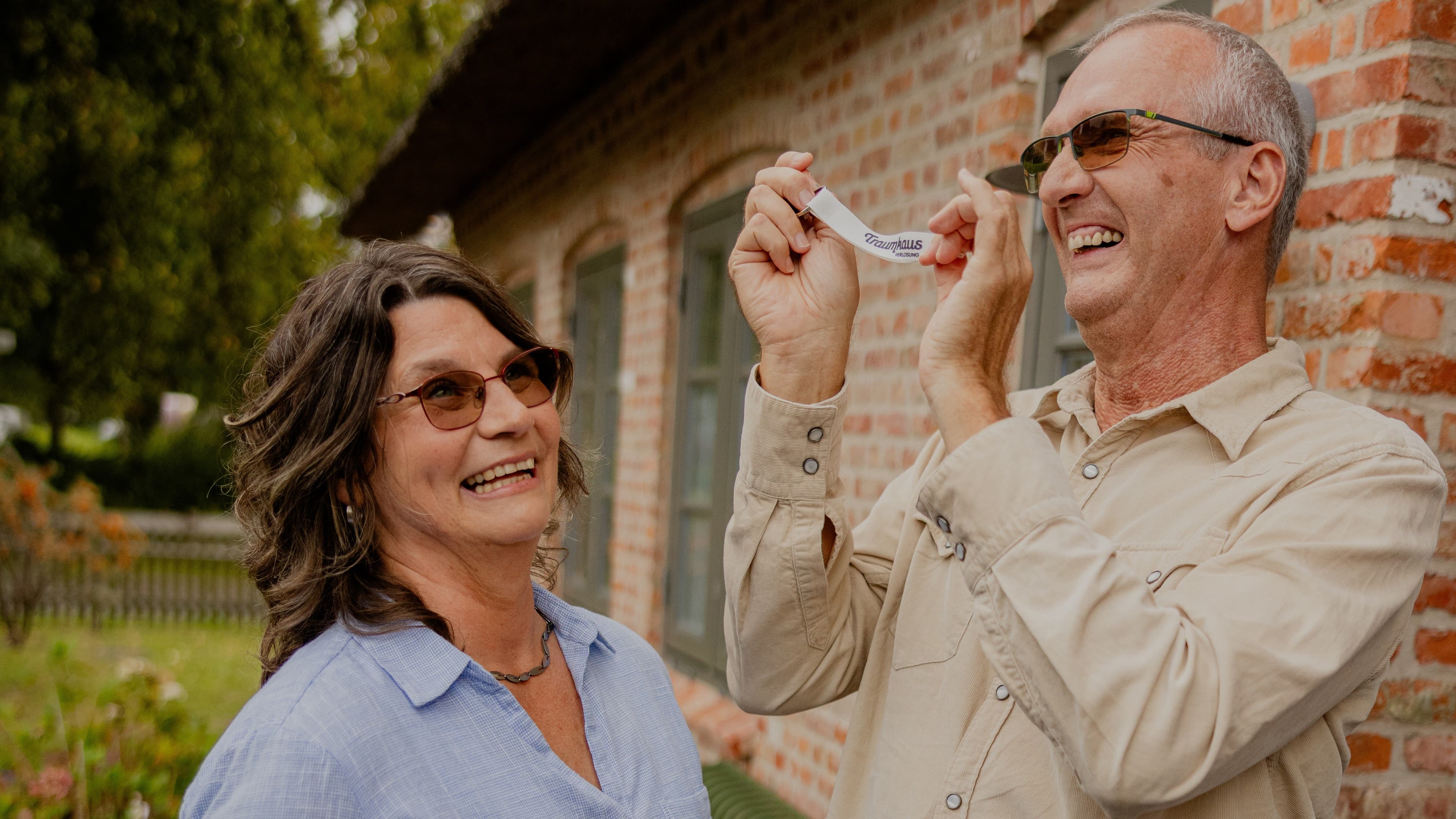 Thomas, Gewinner des Nordsee-Traumhauses und seine Frau halten den Schlüssel für ihr neues Traumhaus in den Händen