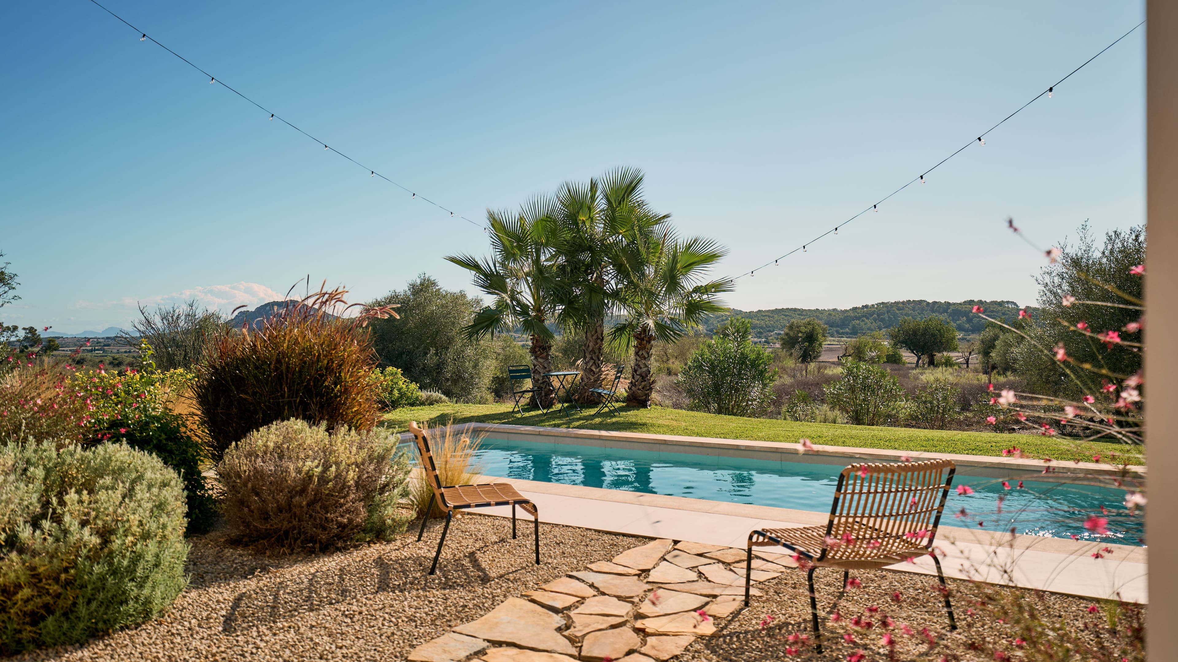 Blick auf den Poolbereich und Umgebung des Traumhauses auf Mallorca