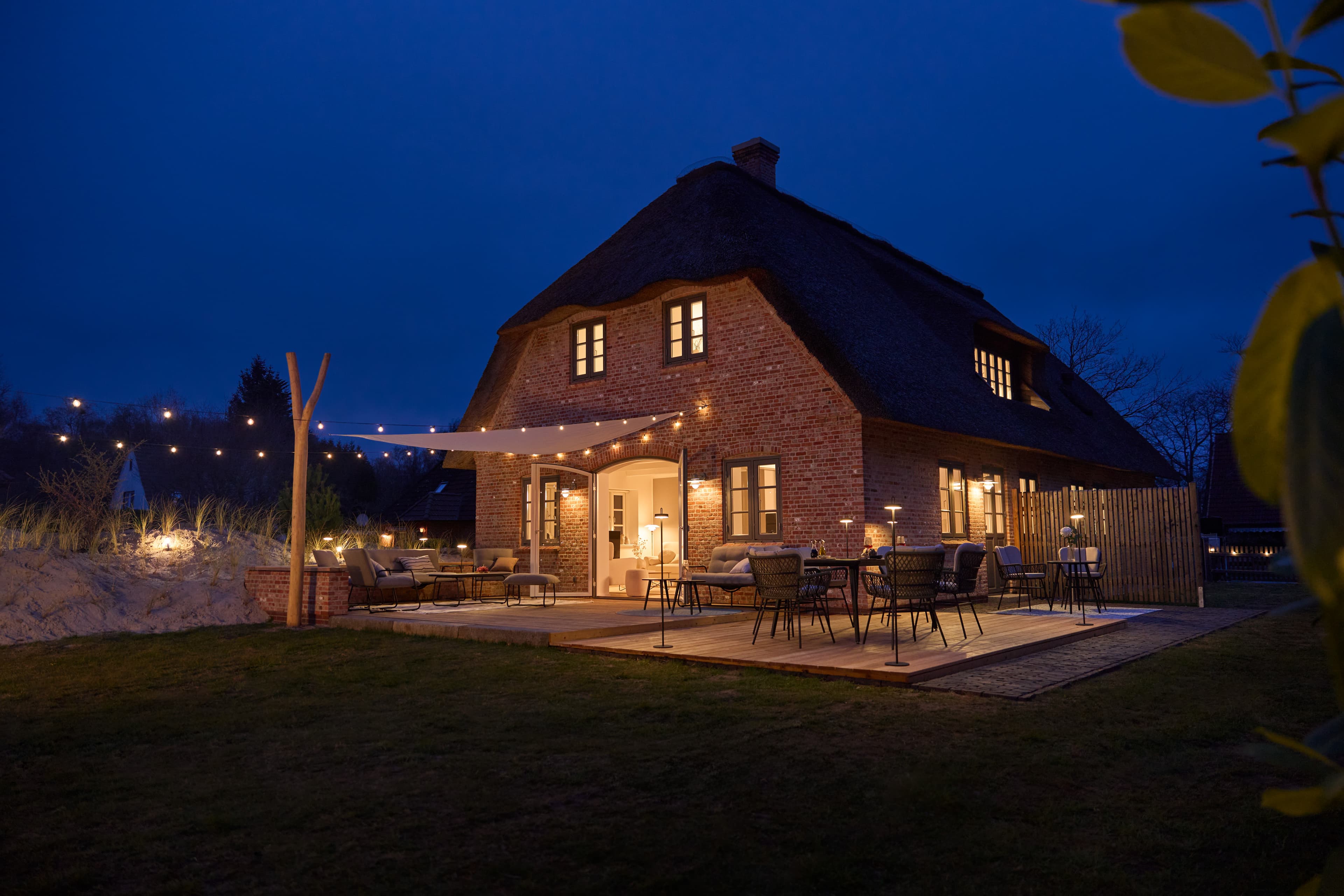 Außenansicht des Nordsee-Traumhauses in der Dämmerung