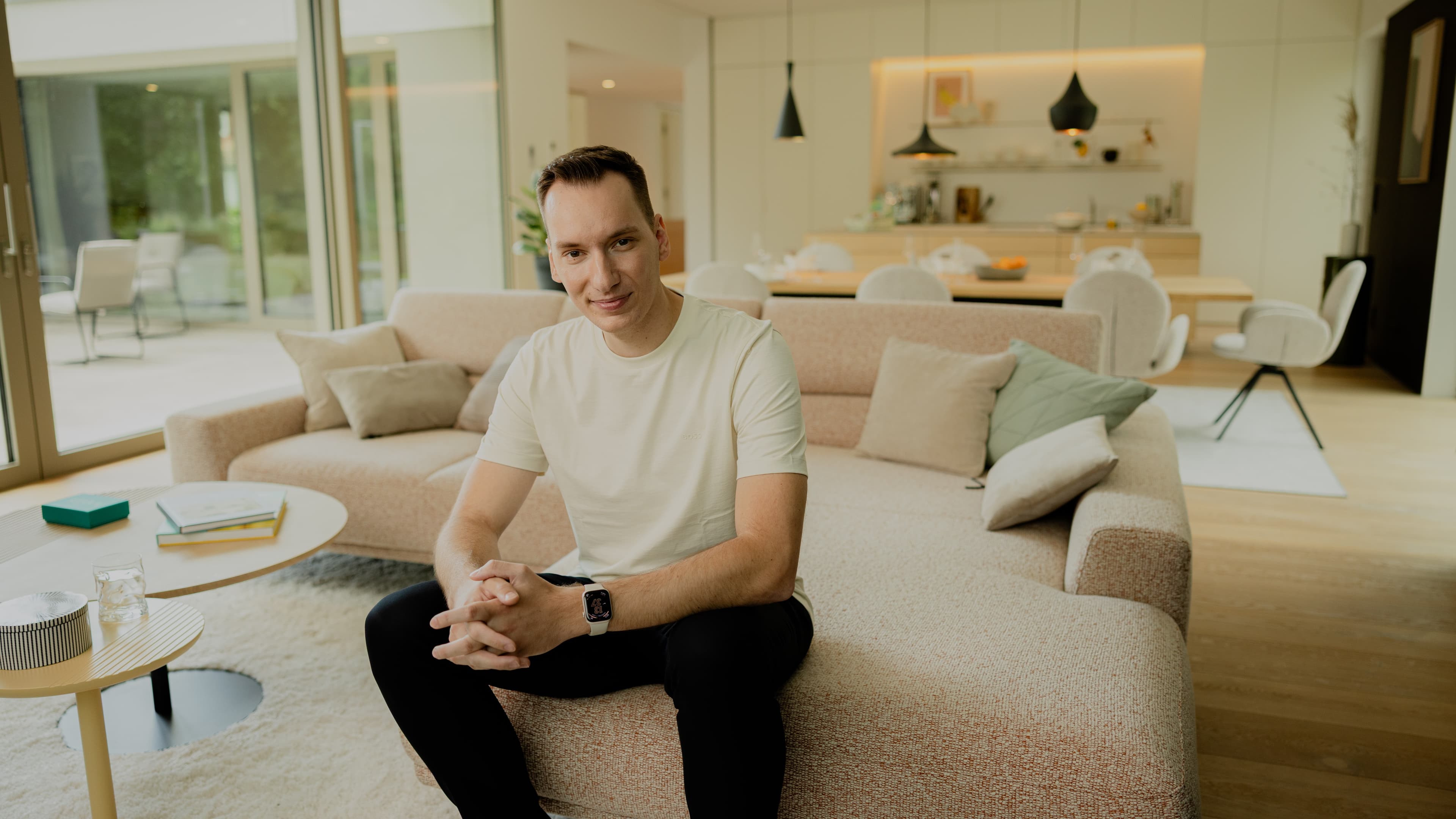 Marc, der Gewinner des Franken-Haus sitzt auf seiner neuem Couch im Wohnzimmer