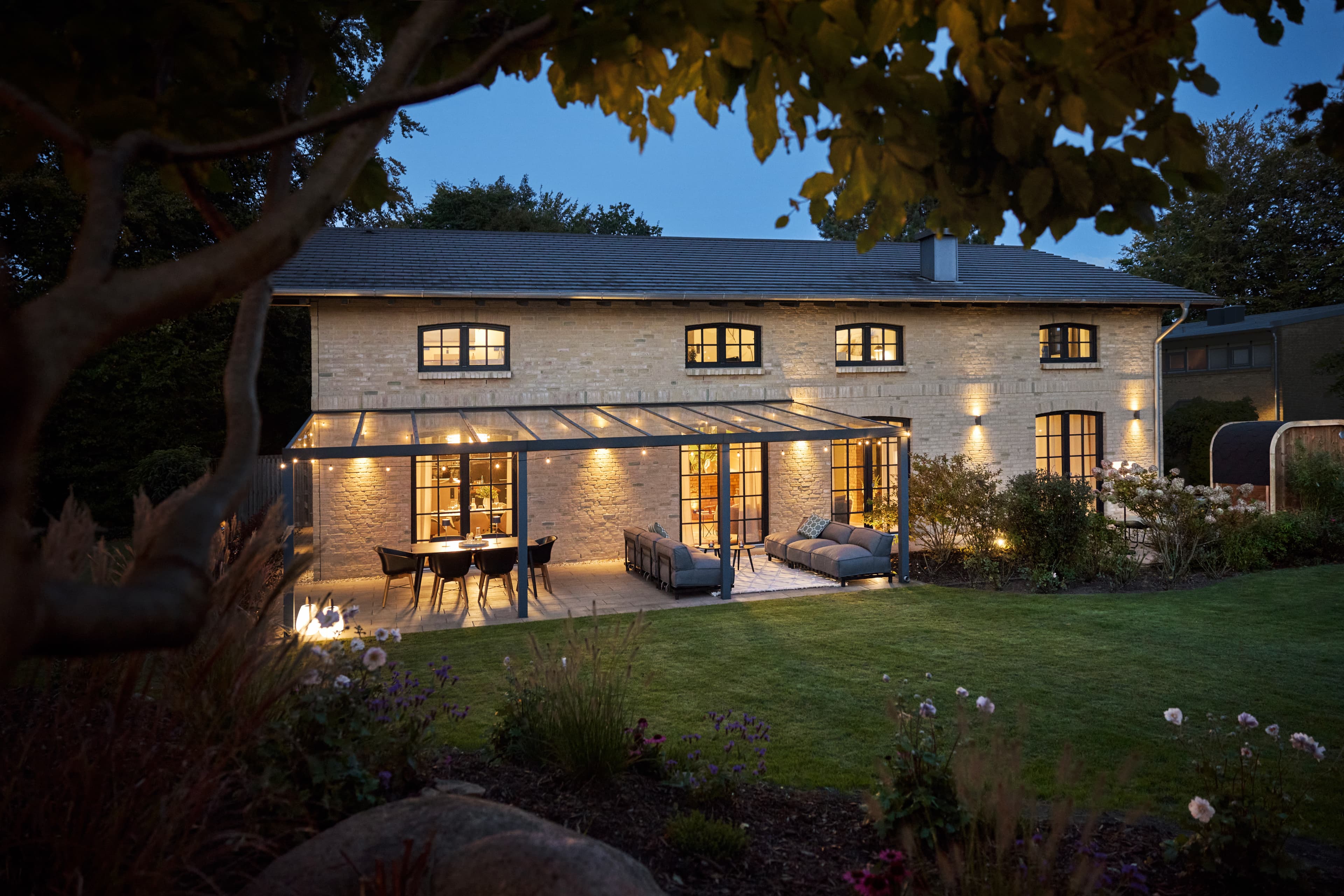 Außenansicht des Förde-Hauses mit großem Garten und Sauna